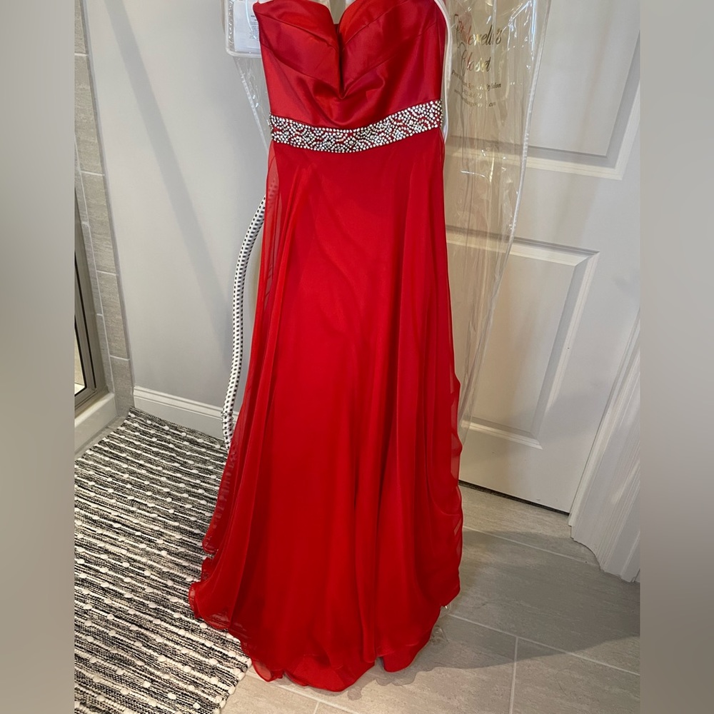 Red Sherrihill Sweetheart Neckline. A Line Dress.